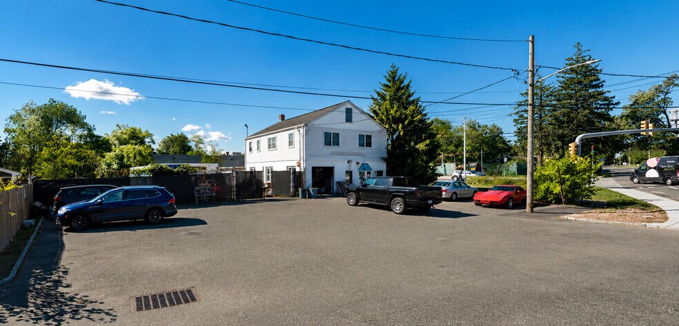 120 W Hills Rd, Huntington Station, NY à vendre - Photo de l’immeuble – Image 2 sur 6