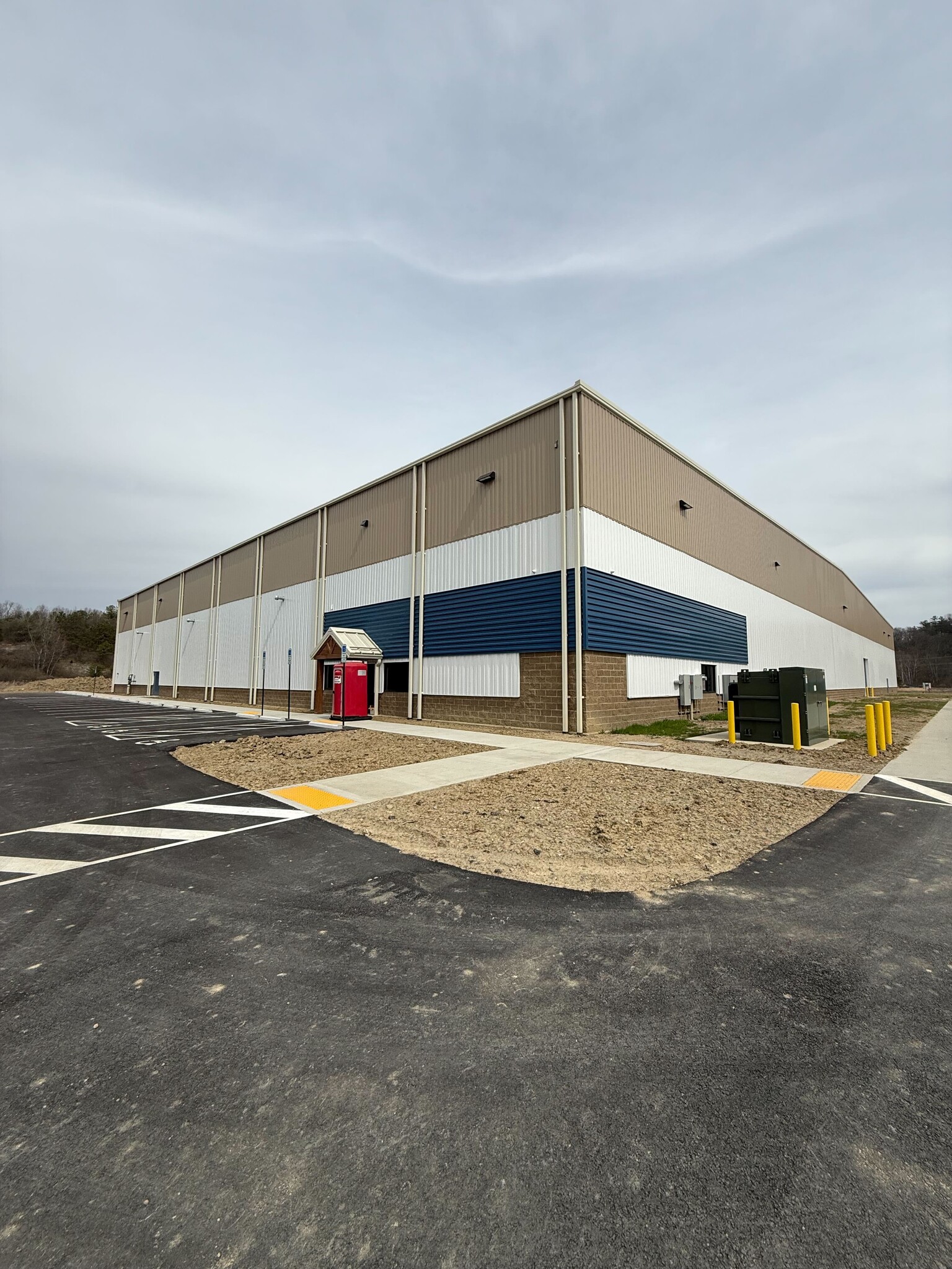 5885 Industrial Dr., Athens, OH à louer Photo de l’immeuble– Image 1 sur 8