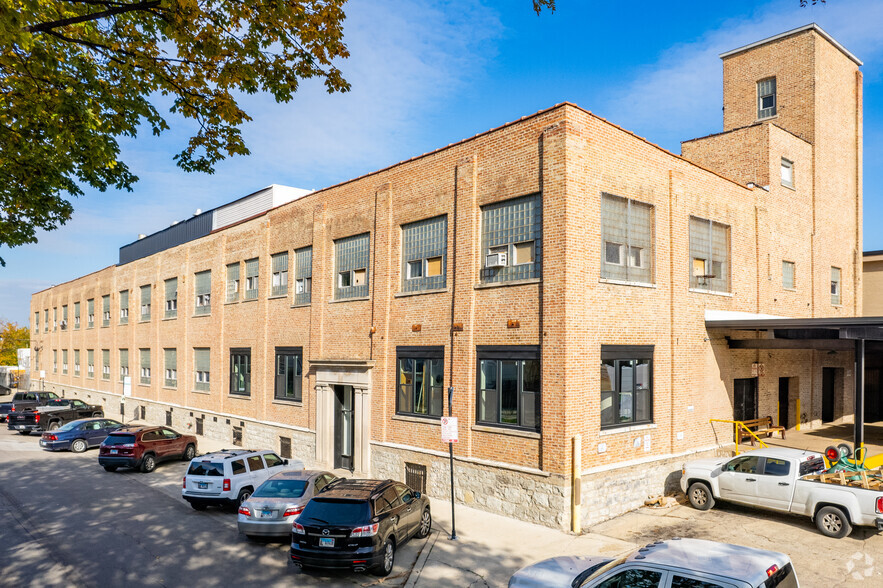 2321 N Keystone Ave, Chicago, IL à louer - Photo de l’immeuble – Image 1 sur 6