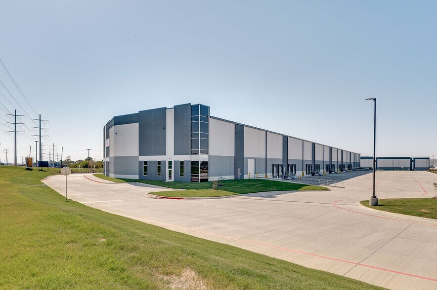 4335 W Northgate Dr, Irving, TX à louer - Photo de l’immeuble – Image 2 sur 6
