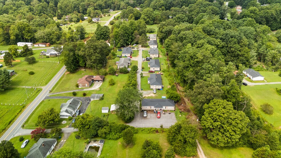 3346 Clay Apartments Ct, Lenoir, NC à vendre - Photo de l’immeuble – Image 3 sur 43