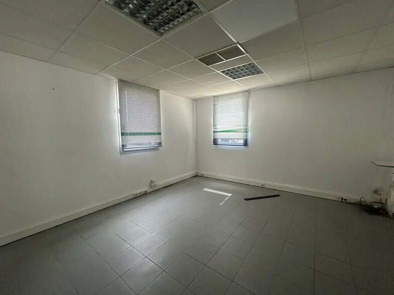 Bureau dans Graveson à louer - Photo de l’immeuble – Image 3 sur 5
