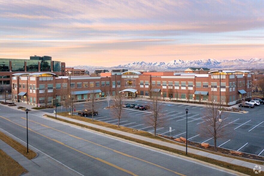 126 W Sego Lily Dr, Sandy, UT à louer - Photo principale – Image 1 sur 6