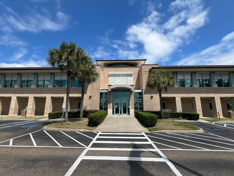 1002 Arthur Dr, Lynn Haven, FL à louer - Photo de l’immeuble – Image 1 sur 18