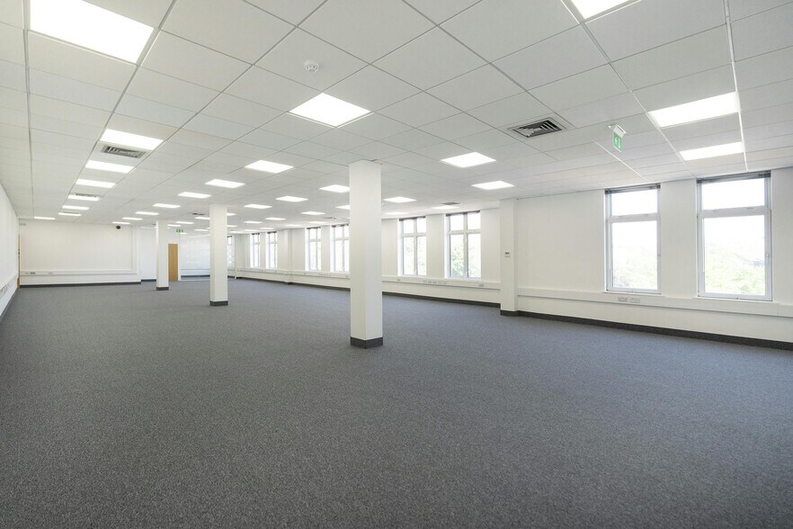 2-4 Oyster Ln, Byfleet à louer - Photo de l’immeuble – Image 2 sur 5