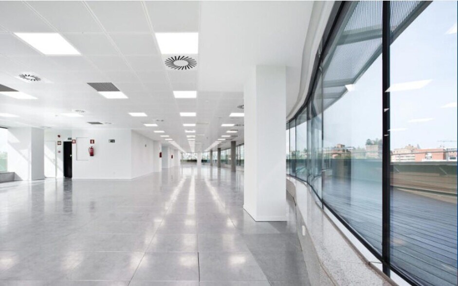 Calle de Eucalipto, 33, Madrid, Madrid à louer - Photo de l’immeuble – Image 1 sur 4