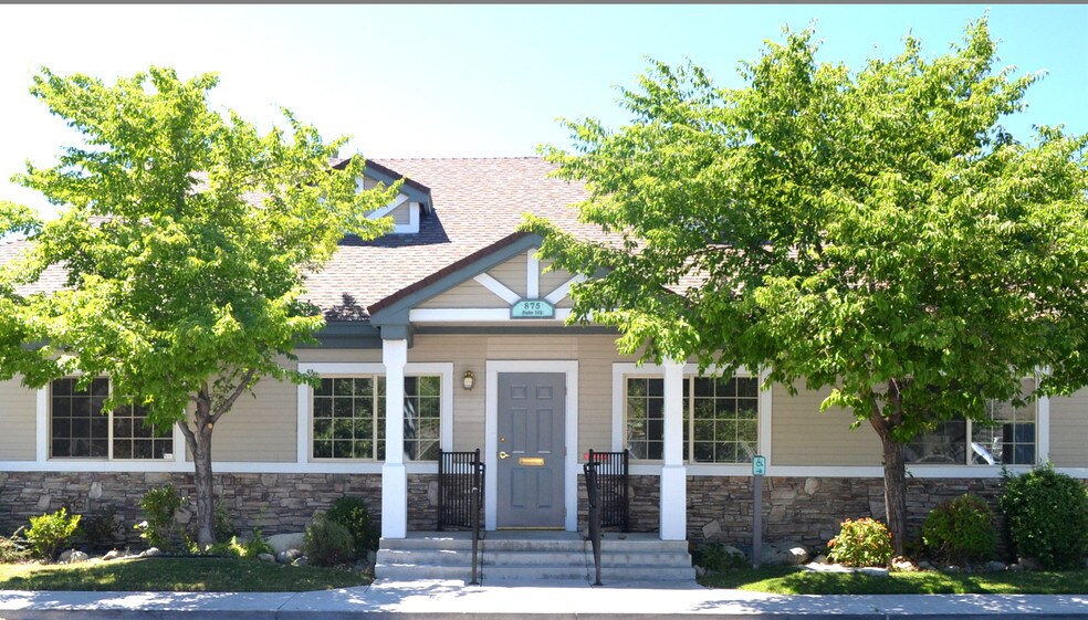 875 Roberta Ln, Sparks, NV à louer - Photo de l’immeuble – Image 1 sur 11