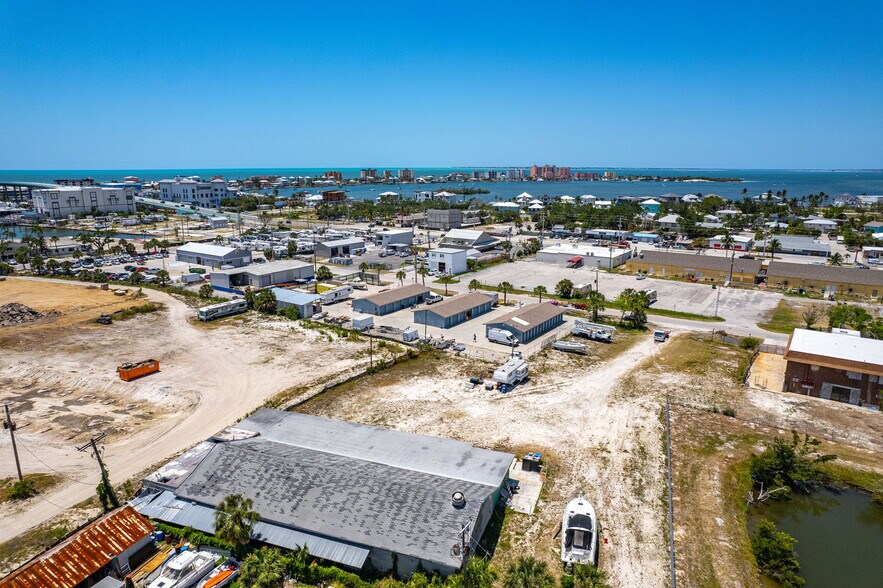 870 Buttonwood Dr, Fort Myers Beach, FL à vendre - Photo de l’immeuble – Image 2 sur 32
