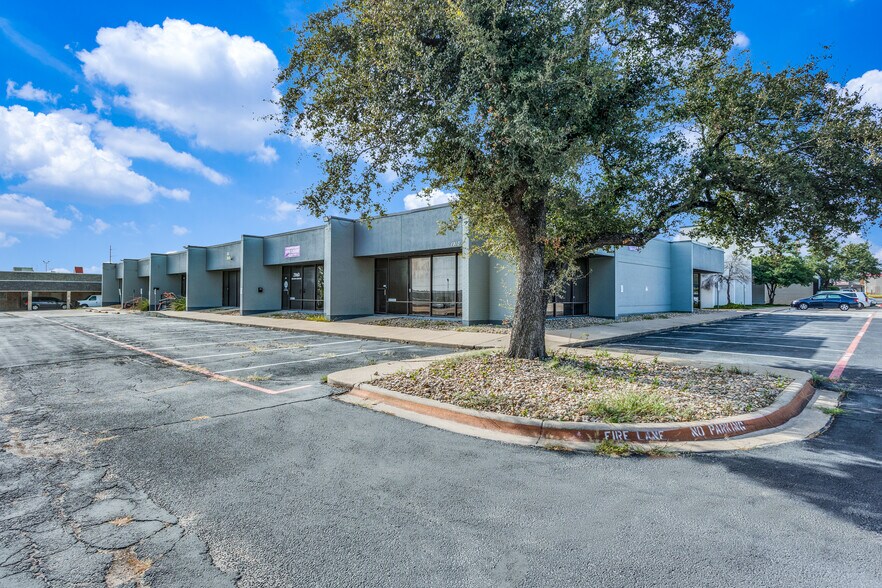 1910 Pendleton Dr, Garland, TX à louer - Photo de l’immeuble – Image 3 sur 23