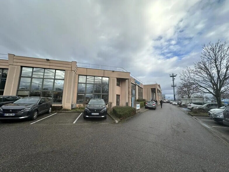 30 Rue Du 35eme Regiment D'Aviation, Bron à louer - Photo de l’immeuble – Image 2 sur 6