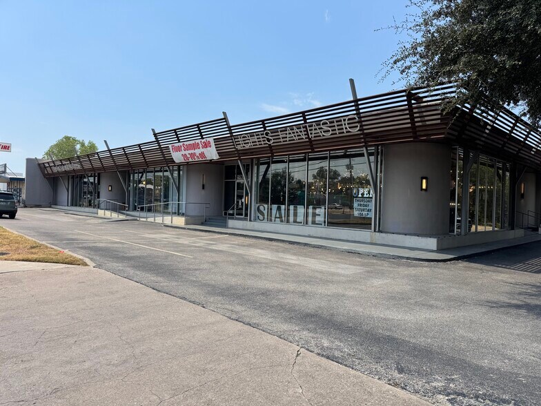 7530-7532 Burnet Rd, Austin, TX à louer - Photo de l’immeuble – Image 1 sur 3