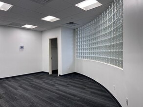 532 Broadhollow Rd, Melville, NY à louer Photo intérieure– Image 2 sur 6