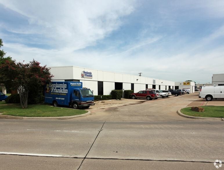 1911 Old Denton Rd, Carrollton, TX à louer Photo de l’immeuble– Image 1 sur 5
