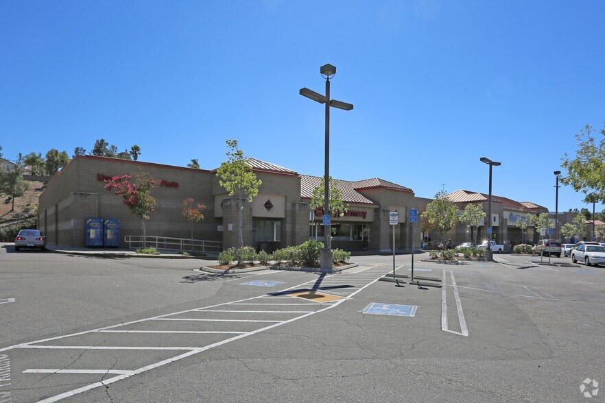 1560 W Valley Pky, Escondido, CA à louer - Photo de l’immeuble – Image 3 sur 5