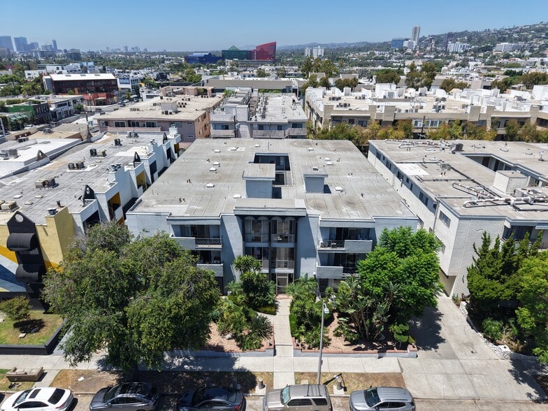 725 N Sweetzer Ave, Los Angeles, CA à vendre - Photo de l’immeuble – Image 2 sur 8