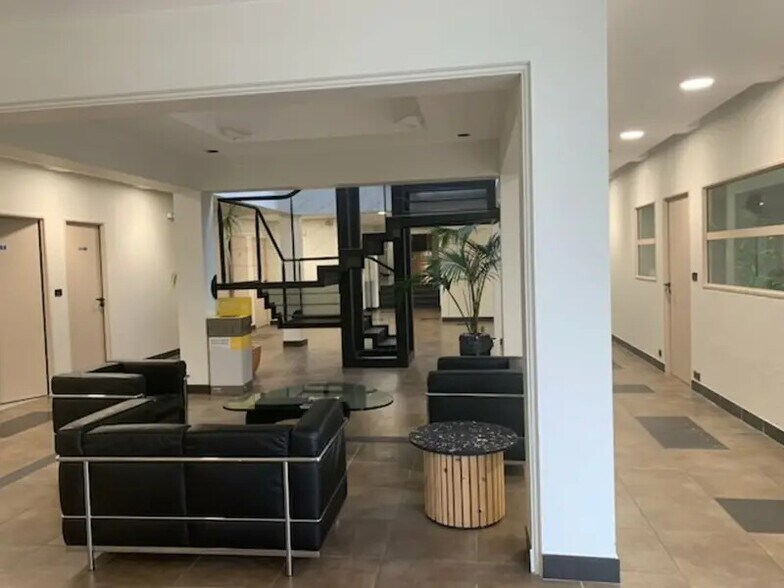 Bureau dans Châteaurenard à vendre - Photo de l’immeuble – Image 3 sur 12
