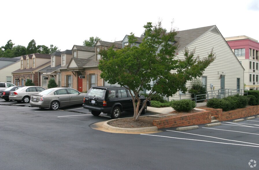 1919 Boulevard St, Greensboro, NC à louer - Photo de l’immeuble – Image 3 sur 34
