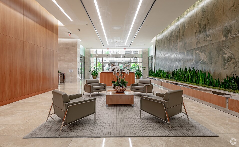 525 Okeechobee Blvd, West Palm Beach, FL à louer - Hall d’entrée – Image 3 sur 12