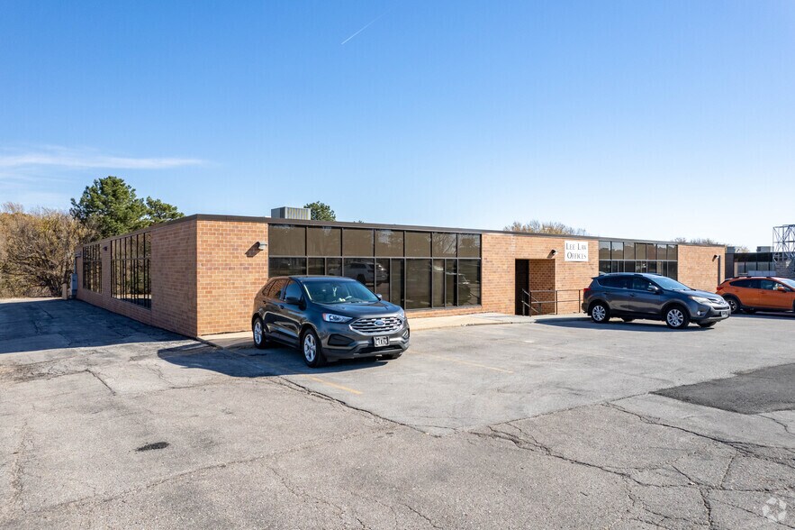 2435 S 130th Cir, Omaha, NE à louer - Photo de l’immeuble – Image 1 sur 7