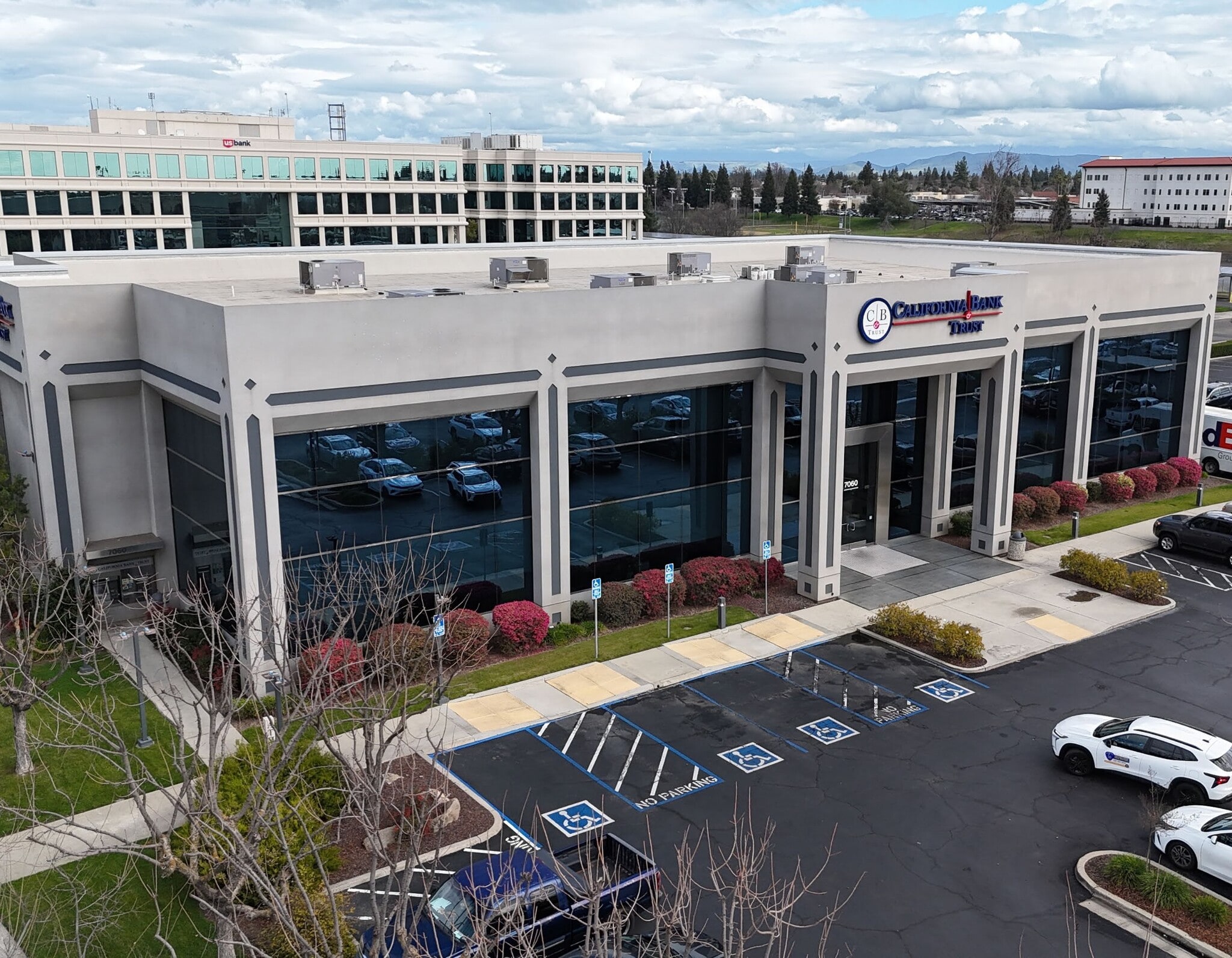 7060 N Fresno St, Fresno, CA à vendre Photo principale– Image 1 sur 7