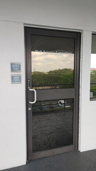 2405-2425 N University Dr, Coral Springs, FL à louer - Photo de l’immeuble – Image 3 sur 10