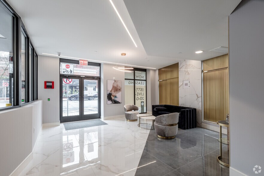 20 Grand Ave, Englewood, NJ à louer - Hall d’entrée – Image 2 sur 4