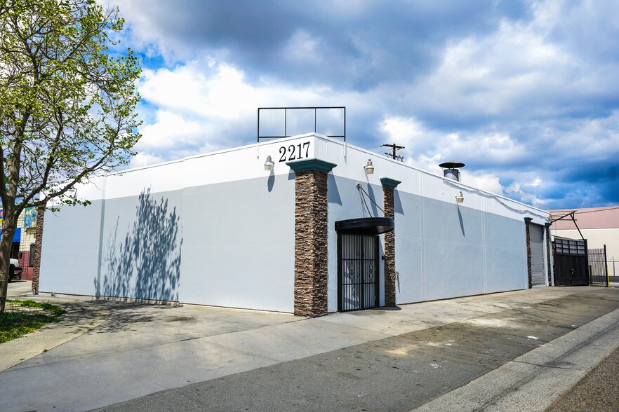 2217 W 2nd St, Santa Ana, CA à louer - Photo de l’immeuble – Image 3 sur 7