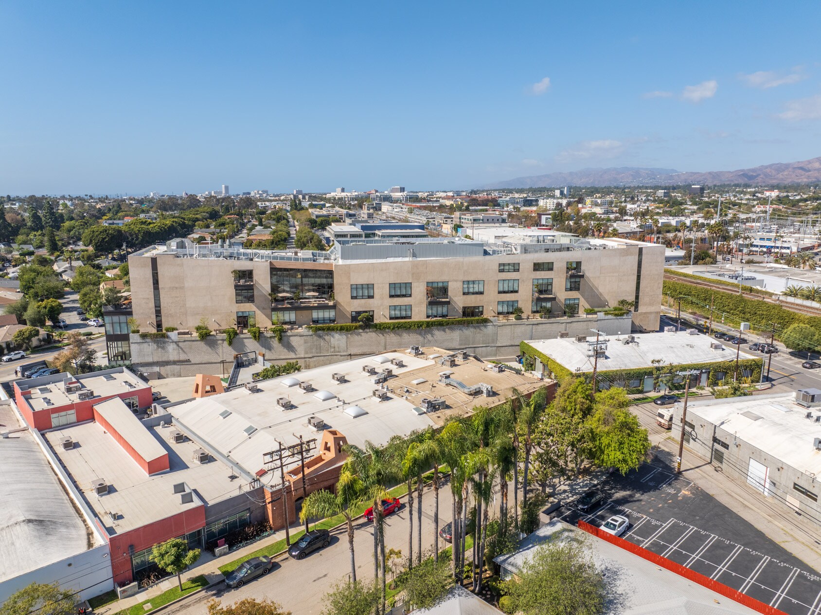 2223-2229 S Carmelina Ave, Los Angeles, CA à louer Photo de l’immeuble– Image 1 sur 17