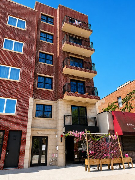 3710 31st Ave, Astoria, NY à vendre - Photo de l’immeuble – Image 2 sur 2