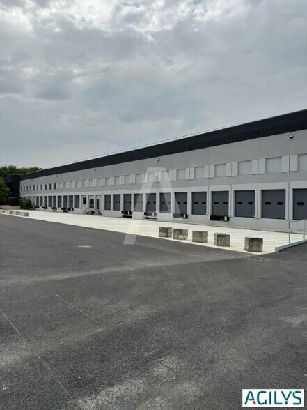 Industriel/Logistique dans Lisses à louer - Photo de l’immeuble – Image 2 sur 7