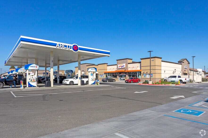 825 N Willow Ave, Clovis, CA à louer - Photo principale – Image 1 sur 8