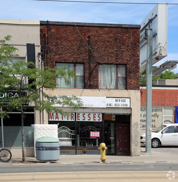 566 St Clair Ave W, Toronto, ON à louer - Photo de l’immeuble – Image 2 sur 2