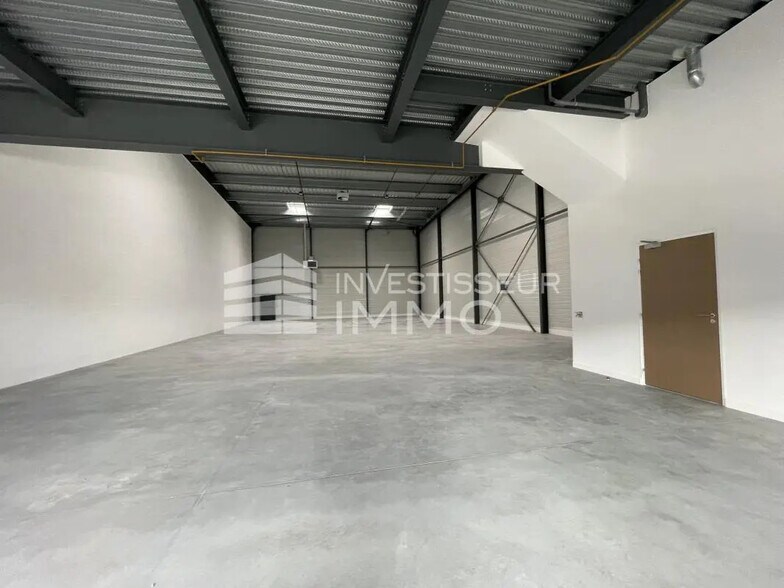 Local d’activités dans Corbeil-Essonnes à louer - Photo de l’immeuble – Image 2 sur 5