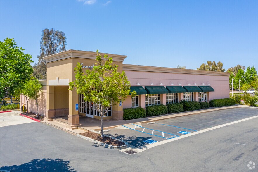 3804-3890 Valley Centre Dr, San Diego, CA à louer - Photo de l’immeuble – Image 1 sur 11