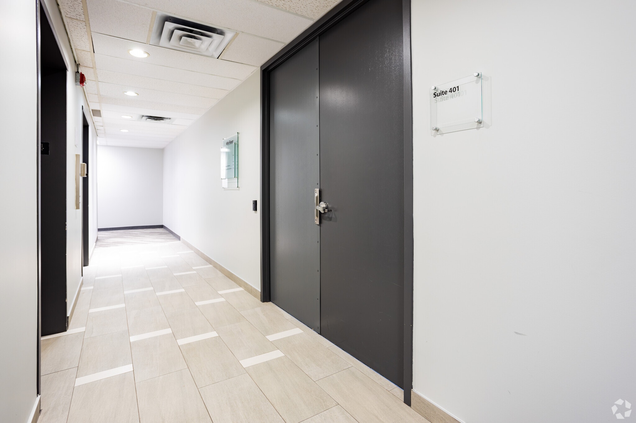 5920 & 5940 Macleod Trl SW, Calgary, AB à louer Photo intérieure– Image 1 sur 25