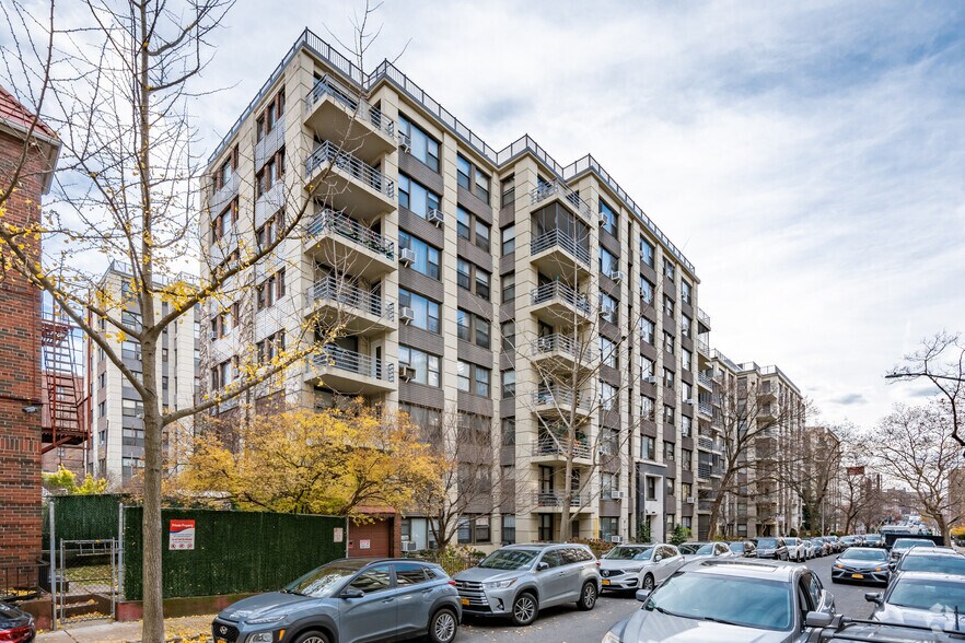 98-19 64th Ave, Rego Park, NY à louer - Photo de l’immeuble – Image 2 sur 5