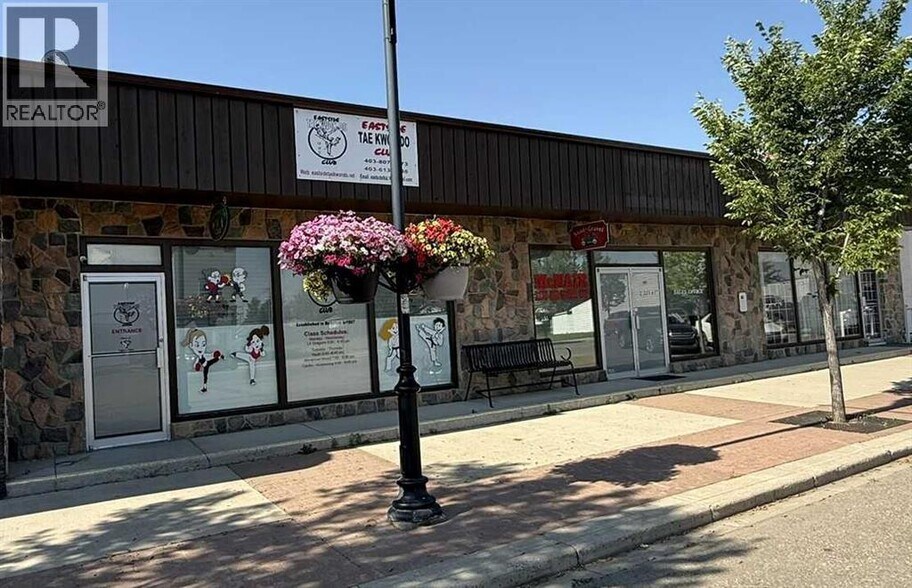 223 6th St, Rocky View No 44, AB à vendre - Photo principale – Image 1 sur 6