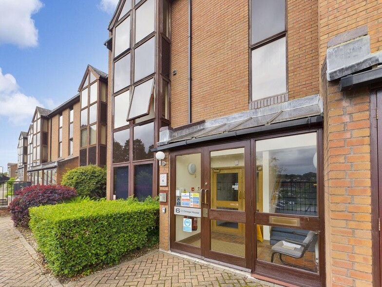 Bellfield Rd, High Wycombe à louer - Photo de l’immeuble – Image 1 sur 10