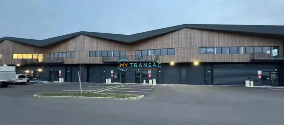 Local d'activités dans Moissy-Cramayel à vendre - Photo de l’immeuble – Image 1 sur 14