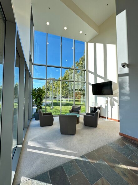 1399 Shoreway Rd, Belmont, CA à louer - Hall d’entrée – Image 2 sur 13