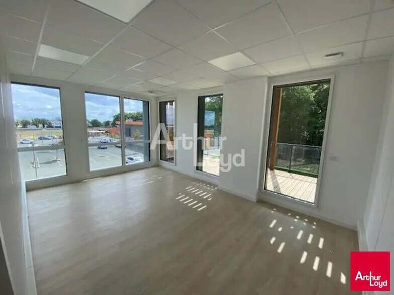 Bureau dans Beaucouzé à louer - Photo de l’immeuble – Image 3 sur 4