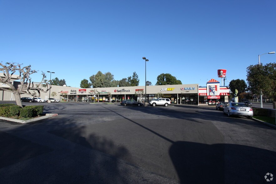 20101-20141 Sherman Way, Winnetka, CA à louer - Photo de l’immeuble – Image 2 sur 6