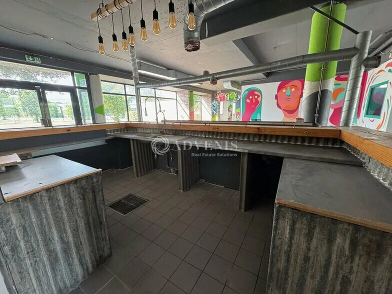 Local commercial dans Champs-sur-Marne à vendre - Photo de l’immeuble – Image 1 sur 10