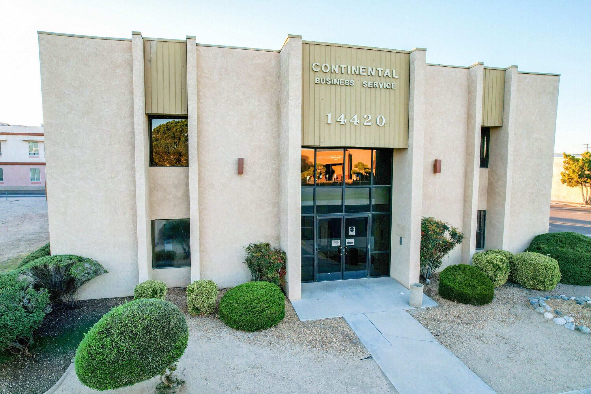 14420 Civic Dr, Victorville, CA à louer Photo de l’immeuble– Image 1 sur 5