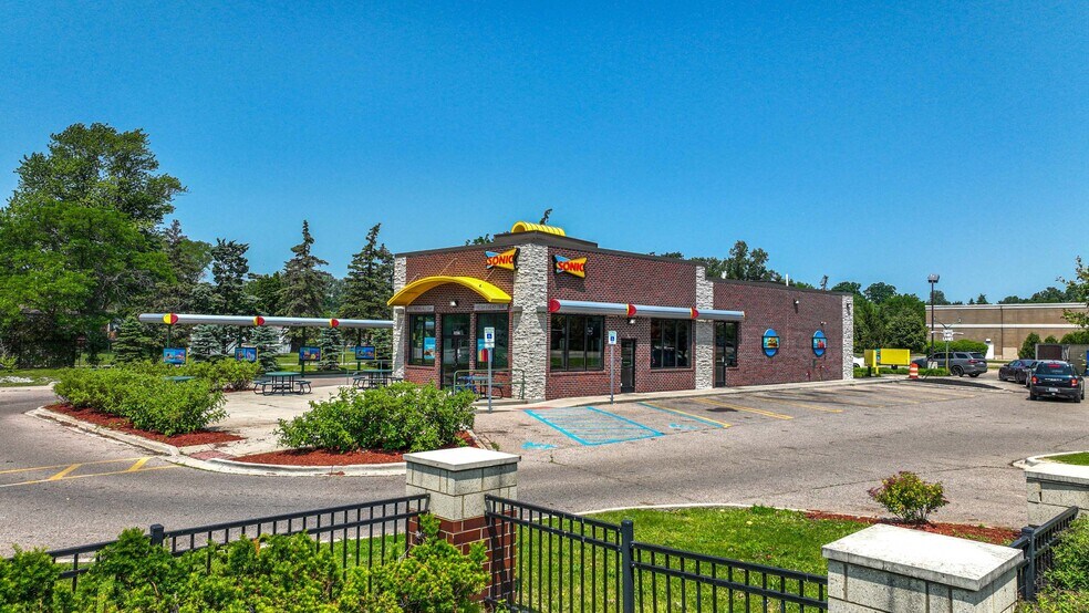 29622 7 Mile Rd, Livonia, MI à vendre - Photo de l’immeuble – Image 1 sur 2