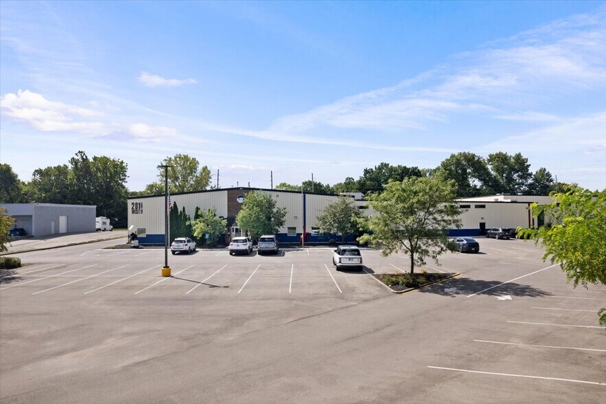 201 W Carmel Dr, Carmel, IN à louer - Photo de l’immeuble – Image 2 sur 16