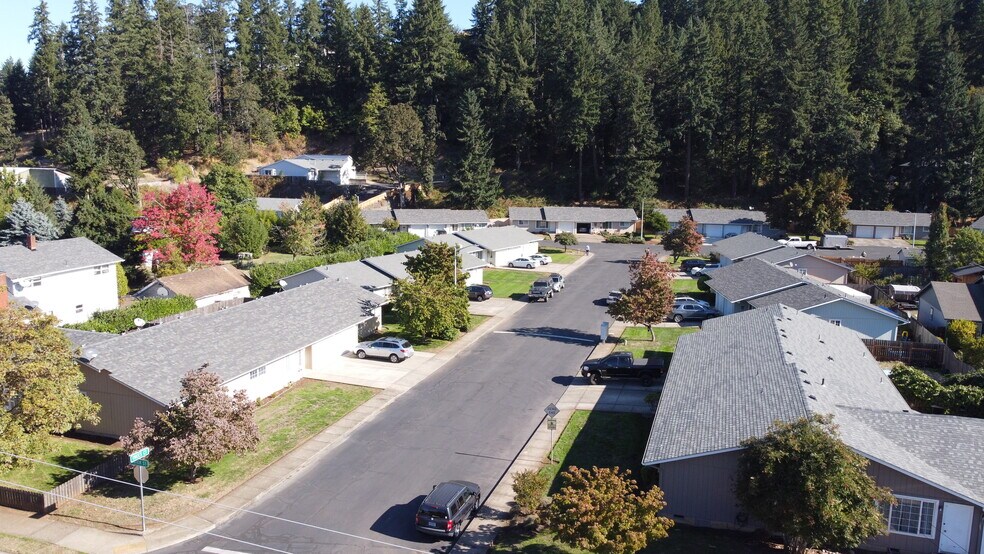 201-307 Trees Ct, Silverton, OR à vendre - Photo de l’immeuble – Image 1 sur 34