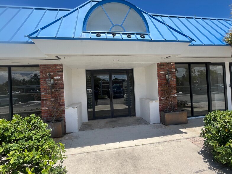 3700 S Dixie Hwy, West Palm Beach, FL à louer - Photo principale – Image 2 sur 8
