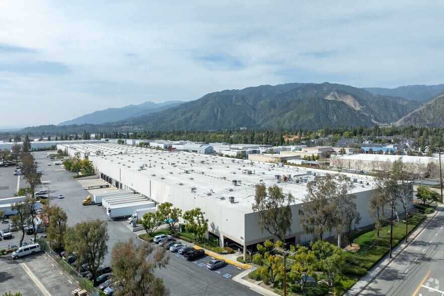 823-829 W 8th St, Azusa, CA à louer - Photo principale – Image 1 sur 10