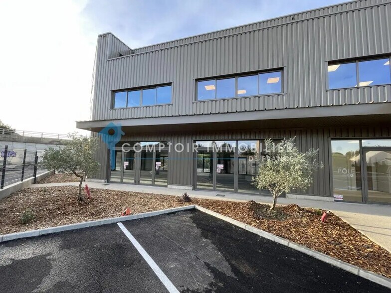 Local d’activités dans Le Thor à louer - Photo de l’immeuble – Image 1 sur 2
